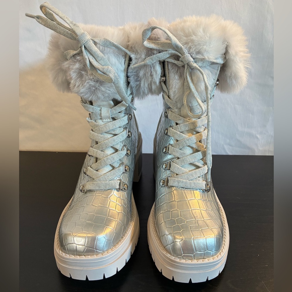 NWOB Lauren Lorraine silver boots block heel lug sole faux fur lace up 6.5 / 7 - Picture 2 of 10